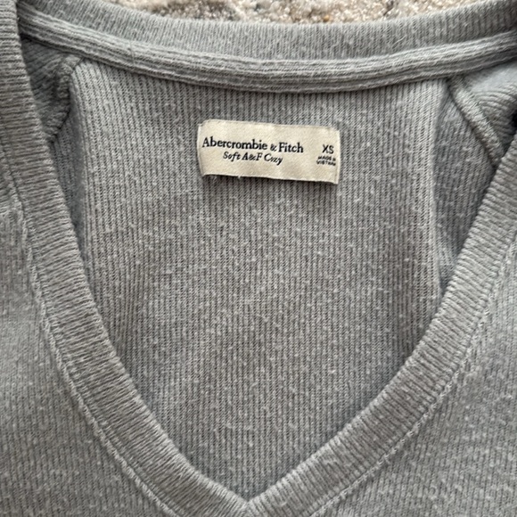 Abercrombie sweater - Picture 2 of 3
